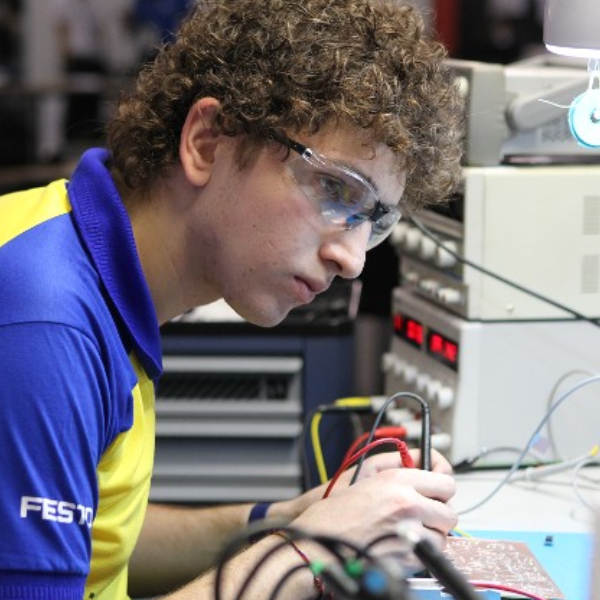 Ahmed R., Electronics Specialist